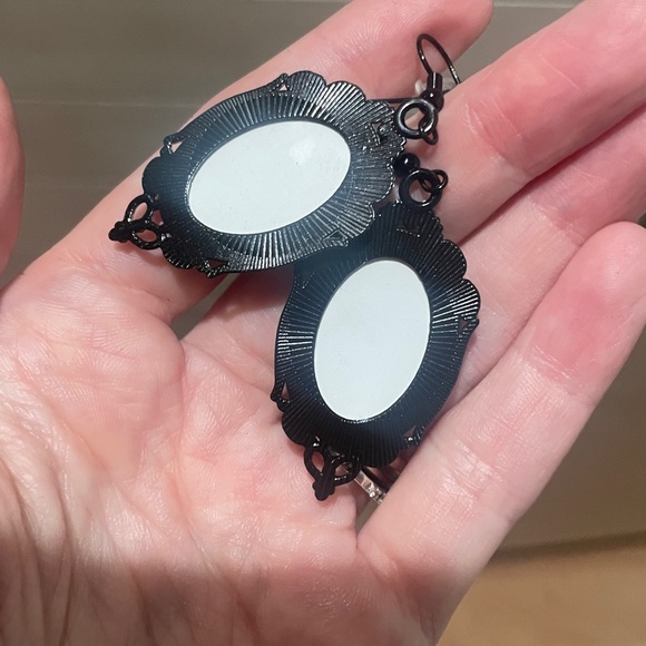 Crow Cameo Earrings - Picture 4 of 4